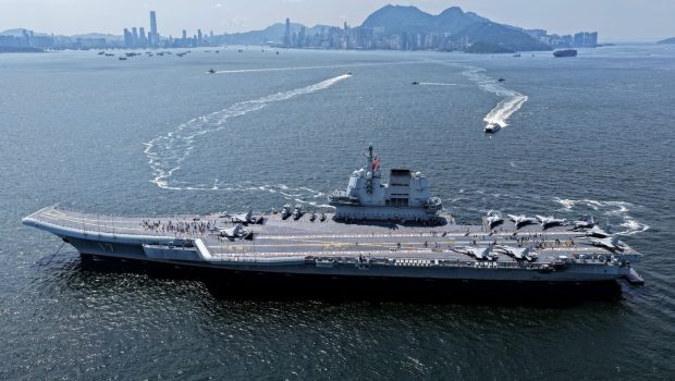 Portavionul Shandong, mândria Chinei, a ajuns în Hong Kong într-o demonstrație de forță militară