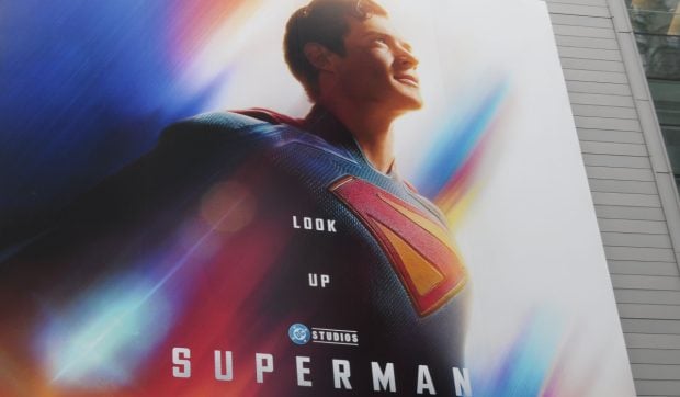 Debut fulminant pentru „Superman”: filmul depășește estimările și ar putea atinge 130 de milioane în weekendul de lansare I VIDEO