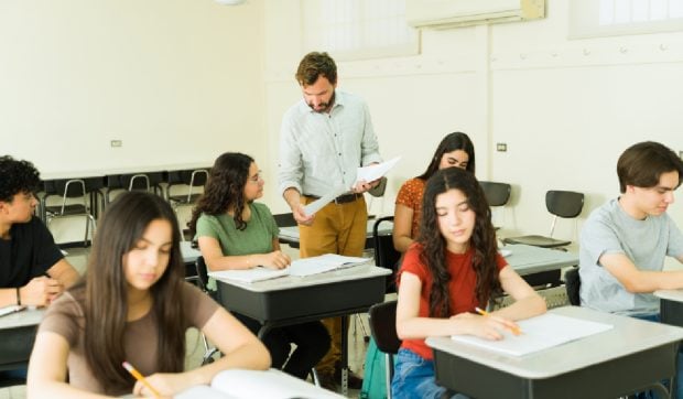 Un profesor debutant cu facultate, master și formare pedagogică va fi plătit cu 22 de lei pe oră, la fel ca un zilier necalificat, conform legii Bolojan