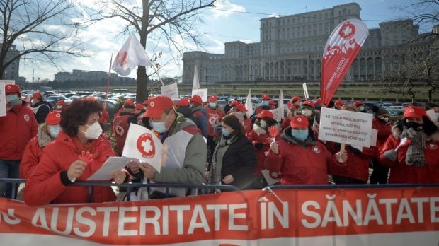 Profesorii și angajații din sănătate protestează în fața Parlamentului chiar când Guvernul Bolojan își asumă măsurile de austeritate