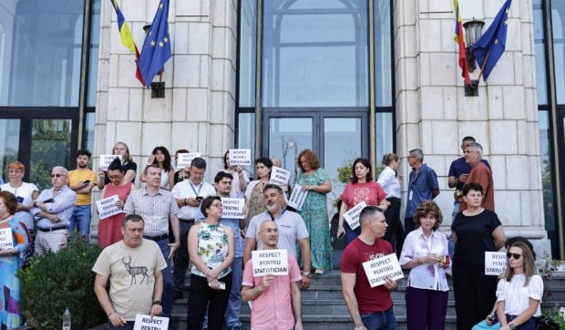 Protestele care au loc miercuri în România. Bugetarii au ieșit pentru a treia zi consecutiv în stradă, după ce sporul pentru condiții vătămătoare a fost redus la 300 de lei