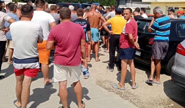 Protest spontan în fața primăriei Lungulețu. Apele Române acuză fermierii că fură apă și avertizează că aprovizionarea bucureștenilor cu apă e în pericol