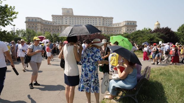 Profesorii și angajații din Sănătate protestează în fața Parlamentului chiar în ziua când Guvernul Bolojan își asumă măsurile de austeritate