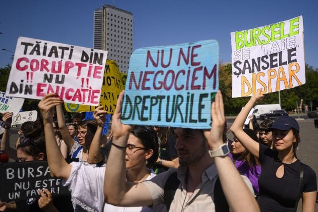 Alianța Studenților din România: „Fondul de burse va scădea cu peste 50%, iar beneficiarii, mai puțini cu 44.000”  