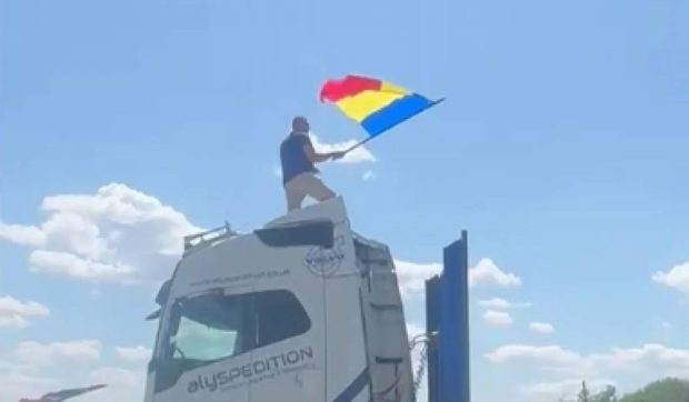 Voznik tovornjaka, ki je blokiral avtocesto A1 v Romuniji, je bil pridržan