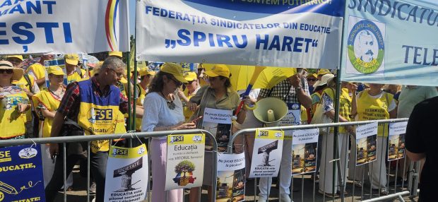 În loc să cântăm imnul și Tatăl nostru, mai bine protestăm pe bune. Unde dispar tinerii?