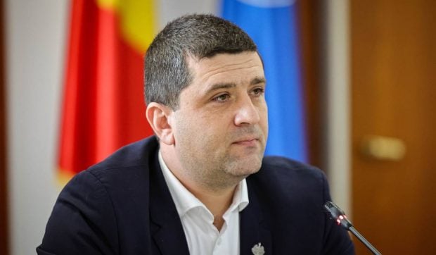 Directorii din companiile de stat și-au mărit salariile de 5 ori, în timp ce Guvernul tăia de la români. Ministrul Economiei: „La 3 angajați există 4 șefi”