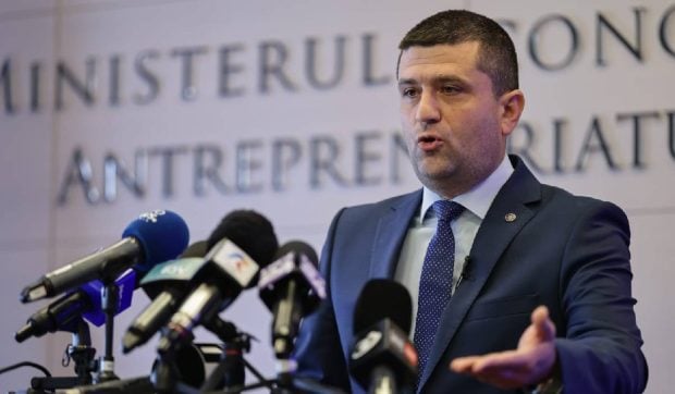 Două firme cu trei angajați aleg directorii companiilor de stat care primesc salarii uriaşe: „Este geniul răului”, spune ministrul Economie