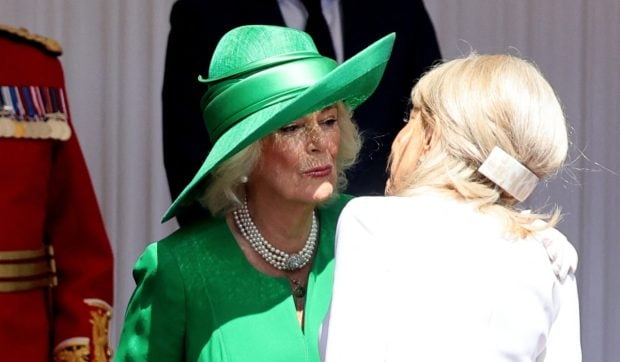 Regina Camilla și Brigitte Macron s-au sărutat, ignorând protocolul regal: Emmanuel Macron e primul lider UE care vizitează Marea Britanie, după Brexit