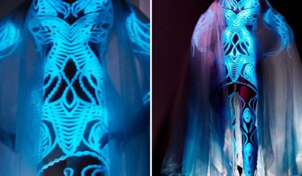 Trăiește, trăiește! O rochie confecționată din 125 de milioane de alge bioluminescente a atras atenția pasionaților de modă din întreaga lume I VIDEO