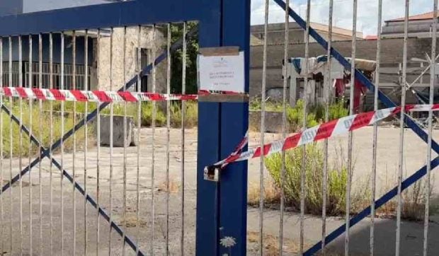 Român executat cu trei focuri de armă, chiar sub ochii soției, criminalul a fost găsit după 3 zile, la 20 de metri sub casa sa din Italia