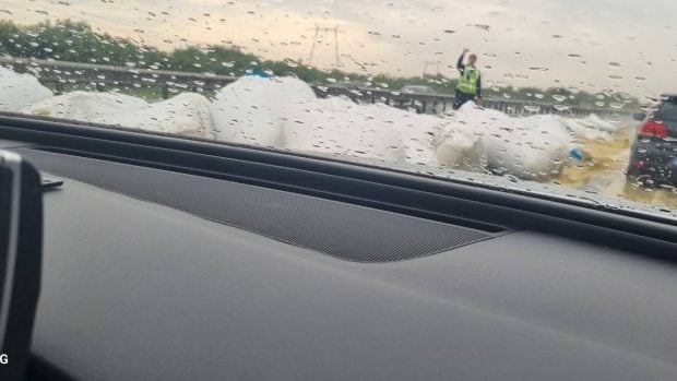 Autostrada Bucureşti-Piteşti e blocată de sacii de cereale căzuți dintr-un TIR. Se circulă pe banda de urgență