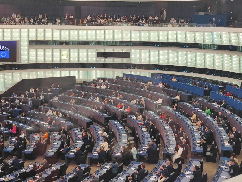 sala aproape goala in parlamentul european la motiunea de cenzura impotriva ursului von der leyen foto radu eremia