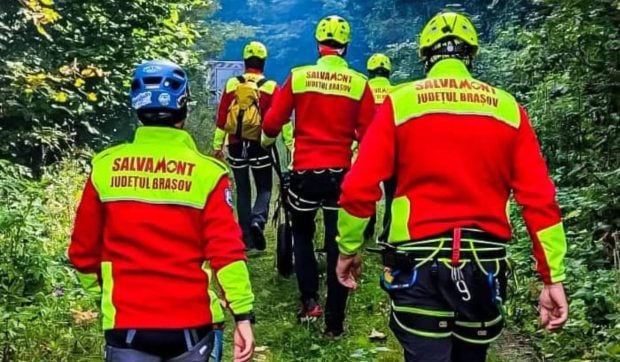 Cioban în stare gravă, după ce a căzut pe munte, în Brașov. Elicopterul nu poate interveni, salvatorii au plecat pe jos