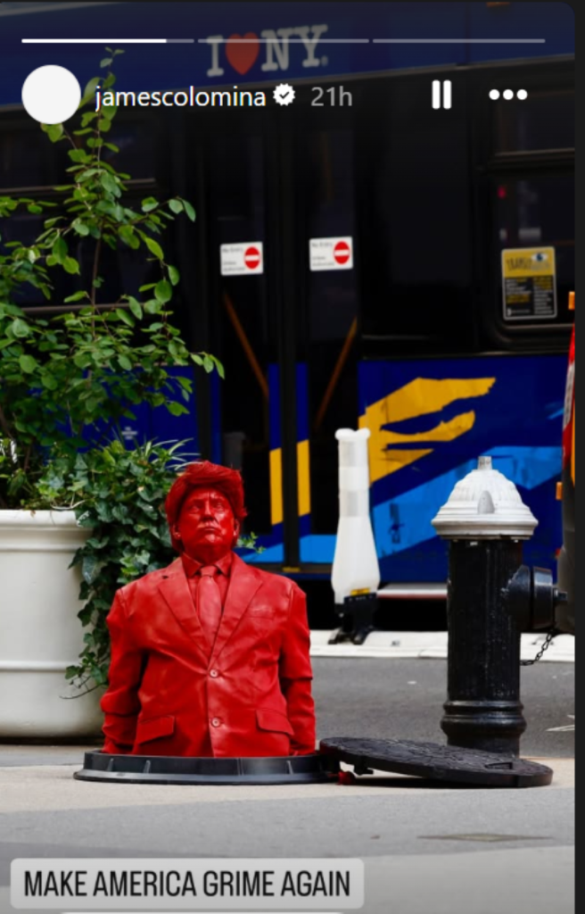 Imagine cu statuia roșie a lui Donald Trump ieșind dintr-o gură de canal