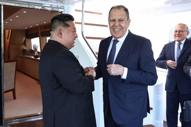 Kim Jong Un l-a primit pe Serghei Lavrov pe iahtul său de lux: Coreea de Nord va trimite 6.000 de ingineri și constructori militari în Rusia