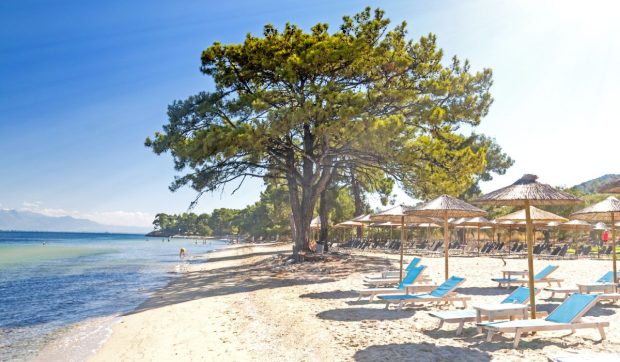 Taxa uriașă pentru șezlong pe o plajă din Thassos. Dacă nu plătești, ți se cer bani pentru „aer”