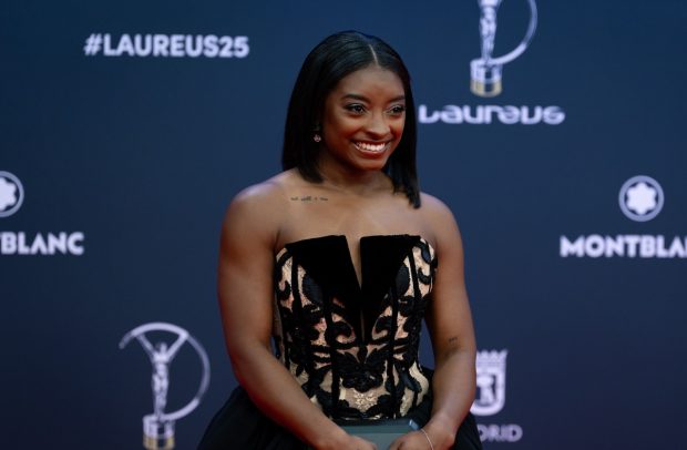 Cum arată Simone Biles în costum de baie. Fanii speculează să gimnasta și-ar fi făcut o operație de mărire a sânilor