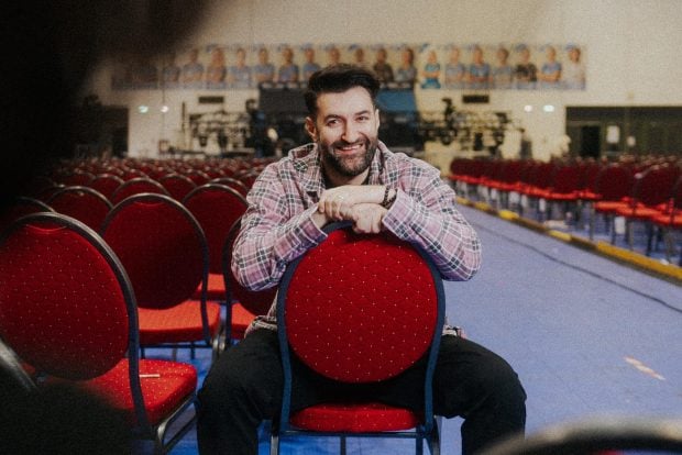 Imaginea cu Smiley și fiica Josephine de la filmările noului sezon „Vocea României” a făcut furori. Artistul a zis: „A venit să-mi ureze baftă”