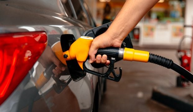 Șoferii vor plăti în plus la un plin. Calcule: cât va costa un litru de benzină sau de motorină?