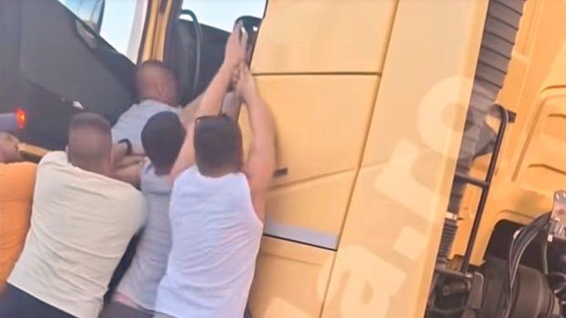 Șofer din Brăila, scos cu forța din TIR, după ce a blocat de-a curmezișul șoseaua DE 581