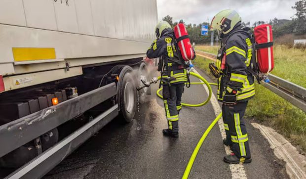 Un șofer român de TIR a abandonat camionul pe autostradă și a fugit pe jos, poliția îl caută de două zile, în Olanda