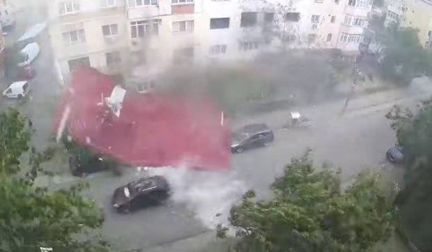 Un șofer din Calafat a scăpat ca prin minune din calea unui acoperiș smuls de vânt. Bărbatul s-a salvat în ultima clipă