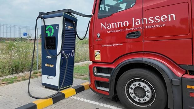 Șofer de TIR electric ajuns în România, uimit de cât a plătit o încărcare a bateriei camionului