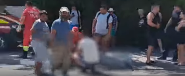 Un șofer de autocar nervos s-a dat jos din mașină să înjure un pieton, dar a fost luat la bătaie de acesta, în Eforie Nord I VIDEO