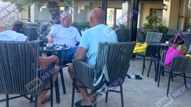 Sorin Oprescu relaxat, la masă cu prietenii, pe terasa unui hotel din Grecia. Fostul primar fugar nu poate fi extrădat