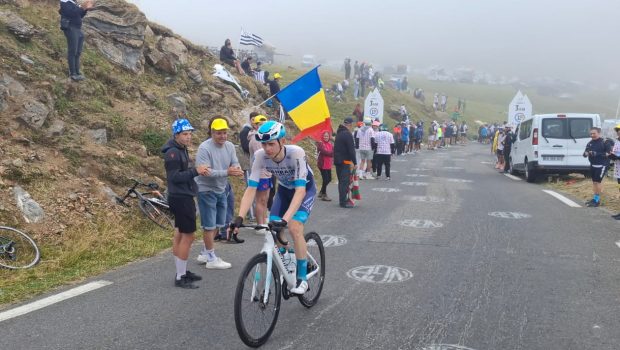 Românii care au dus tricolorul pe cățărările mitice din Turul Franței: „Ca să prindem un loc bun pe Tourmalet, ne-am sculat la 3.30”