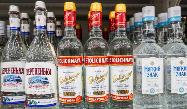 Producția de votcă, în cădere liberă în Rusia, deși rușii beau mai multe băuturi spirtoase ca niciodată