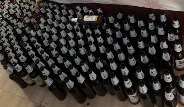 Un bărbat a murit după ce a băut doar bere timp de o lună. Podeaua plină de sticle goale