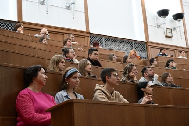 Alegerile prezidențiale de anul trecut și măsurile de austeritate adoptate de Guvern au intrat în programele de master. Profesor: „Studiem nefericirea românilor”