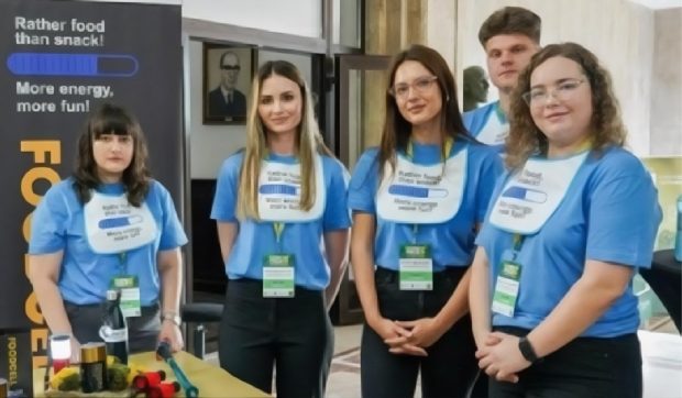 Studenții din Galați au inventat un biscuit proteic care poate înlocui o masă