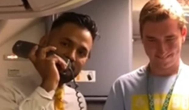 Un tânăr cu dizabilități i-a făcut pe pasagerii unui avion să plângă, după ce a încercat să-i îmbogățească pe toți