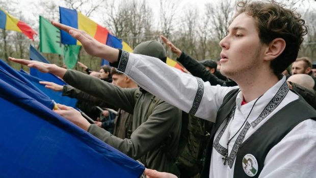 Salutul legionar al unui elev român la troița lui Zelea Codreanu de la Tâncăbești. Pedepsit de liceu, salvat de „suveraniști”, recidivă în pădure