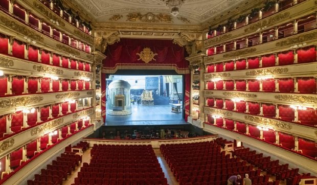 Un teatru celebru din Milano interzice accesul în pantaloni scurți și tricouri fără mâneci. Ce riscă spectatorii care ignoră regula