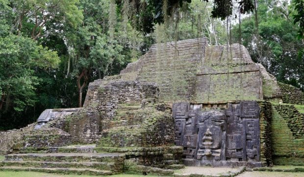 Un mormânt mayaș vechi de 1.600 de ani a fost descoperit în America Centrală, după 4 decenii de săpături. Ce au găsit arheologii în locul de veci