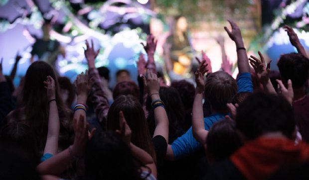 De ce adolescenți pot merge neînsoțiți de un adult la festivalurile din România: „Traficanții nu stau la scenă”
