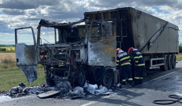 Un TIR a luat foc din senin pe DN 23, în apropiere de Brăila, și s-a făcut scrum: traficul a fost blocat