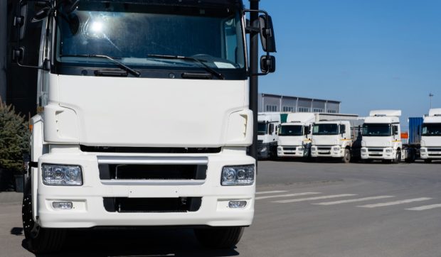Șoferul de TIR care a stat beat o săptămână blocat în parcare a fost dus la spital: e alcoolic. Poliția l-a așteptat o săptămână să se trezească din beție