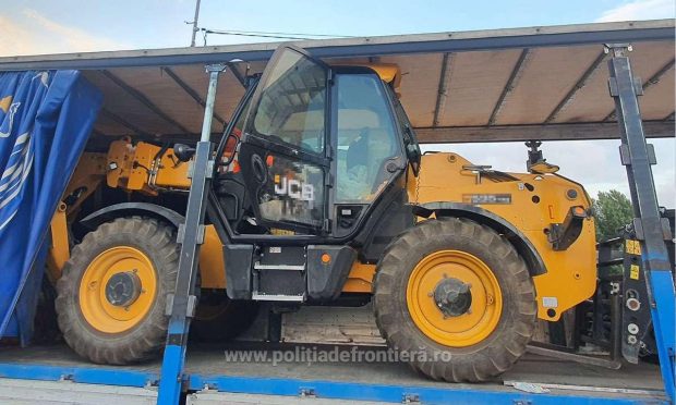 Tractoare de lux fără acte, ascunse în TIR-uri, descoperite pe șoselele României: antemergătorul unui transport a fost prins cu drona