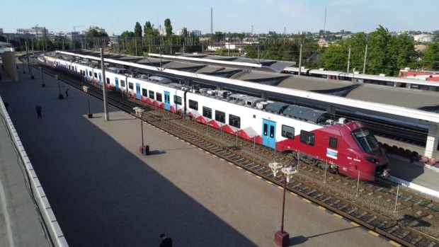 Trenurile vor ajunge mai greu la destinație din cauza căldurii extreme. CFR călători a anunțat în ce condiții se va circula cu viteză redusă