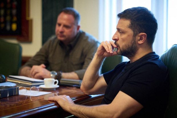 Primul pas greșit al președintelui Zelenski. Este oare în pericol unitatea ucrainenilor împotriva invadatorilor ruși? 