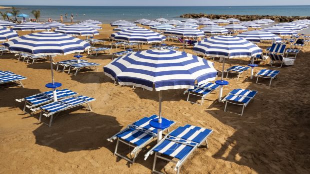 Cât costă o zi de plajă la Eforie Nord, în cursul săptămânii, în vârf de sezon: vânzările au scăzut