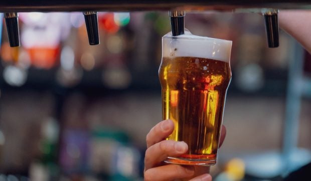 În cât timp iese alcoolul din sânge după ce bei o bere