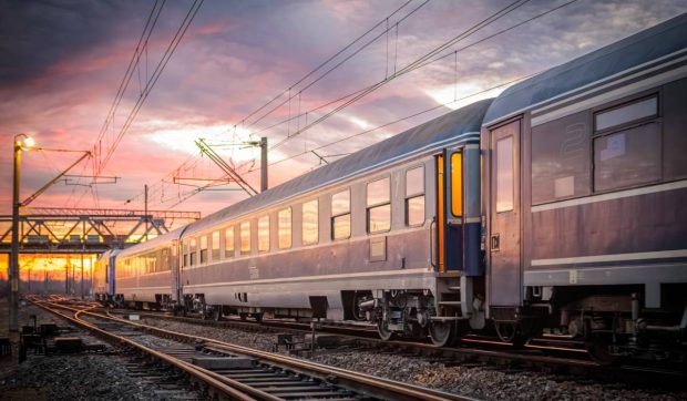 Locuitorii din Cluj se plâng că nu pot să doarmă din cauză că trenurile claxonează prea mult pietonii noaptea