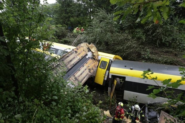 Un tren cu 100 de pasageri a deraiat în Germania. Autoritățile anunță trei răniți și morți, în primul bilanț