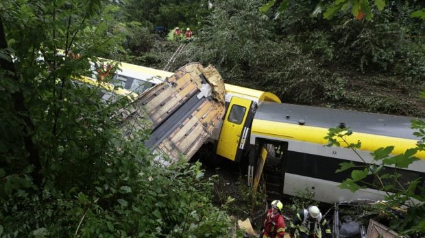 Un tren cu 100 de pasageri a deraiat în Germania. Trei răniți și posibil morți, în primul bilanț după accident